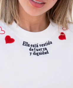 Ella está vestida de fuerza y dignidad